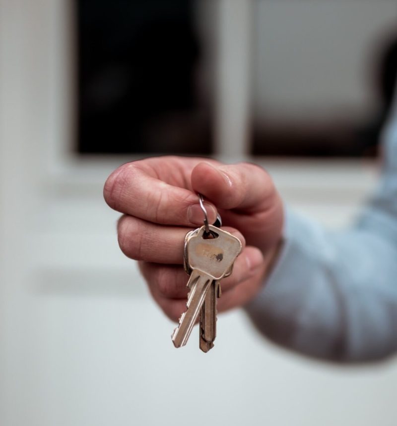 De sleutels van een woning in Hoogeveen-Zuid